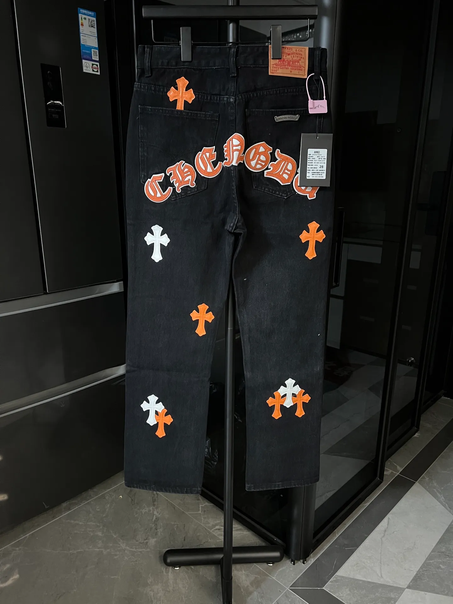 P260 [Next day] Chrome Hearts/Chrome Hearts CH Hong Kong City Limited Series Sanskrit Cross Patch Leather Jeans (Black) Black and Orange Color - Hong Kong Limited Fashion players, Chrome Hearts Hong Kong City Limited Jeans are now available!  The unique color scheme is like the intertwining of vitality and romance of Hong Kong. The three-dimensional letters between the hips seem to tell the story of the city. The customized hardware, the three-dimensional and thick cross stamens, and the hand-cut leather washers make the details full of luxury.  Handcrafted and made of environmentally friendly materials, comfort and quality coexist. Owning it is not only an outfit, but also a status symbol. Globally limited edition, don’t miss it.  Size: 28 30 32 34 (corresponding to s-xl) Detailed size can be found in Figure 9